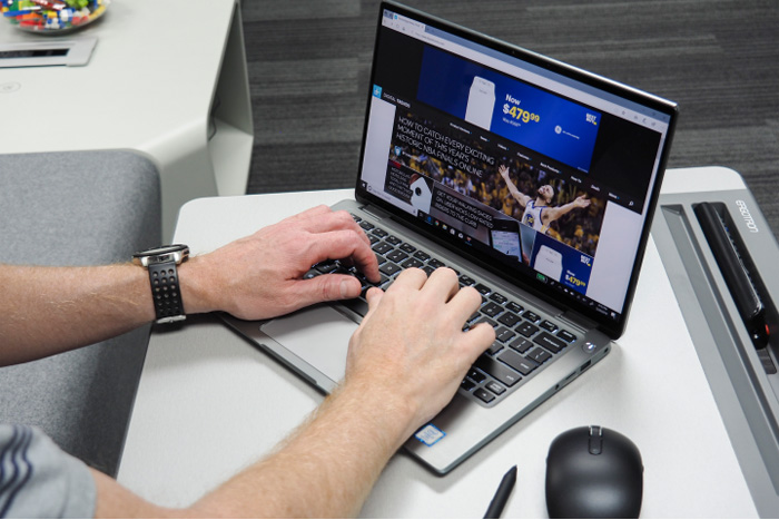 1210 so sanh dell latitude va inspiron 1