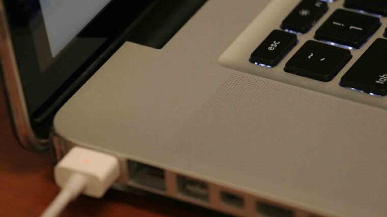 Có nên sạc laptop qua đêm không? Có nên cắm sạc laptop liên tục? Hướng dẫn cách sạc pin an toàn! 1 2309 cam sac pin lien tuc cho laptop nen hay khong2 1