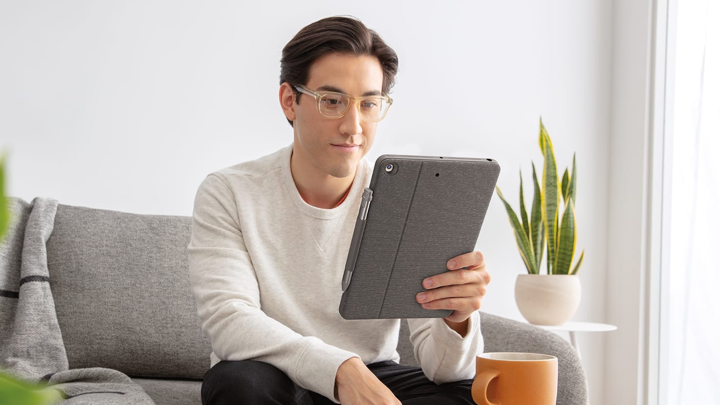 Bàn phím Logitech Combo Touch For IPAD 7TH/8TH/9TH GEN - Đen 17 logitech combo touch cho ipad chinh hang 1